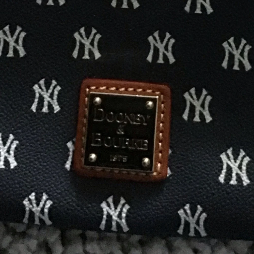 NWOT - New York Yankees Dooney & Bourke Sinature Small Corssbody Bag